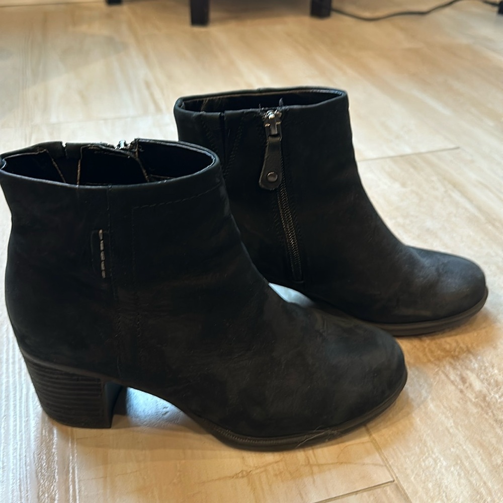 Black leather ankle boots (size 7.5)